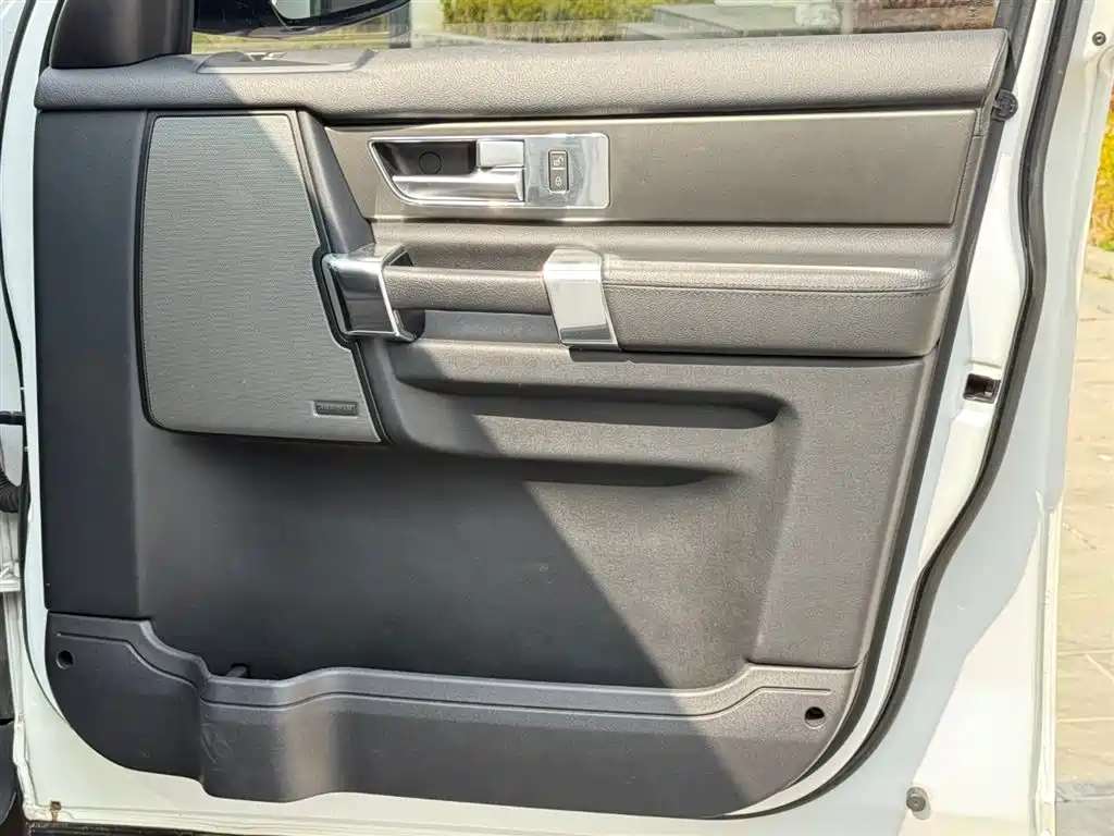 Land Rover Discovery 2015 — фото 11