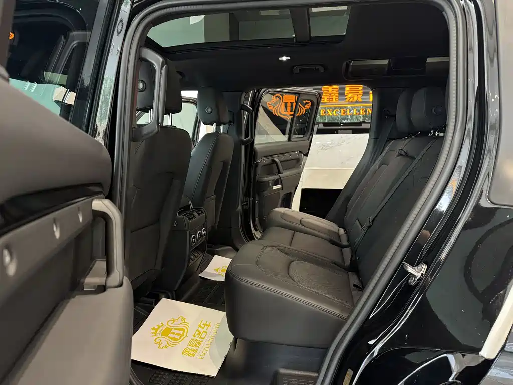 Land Rover Defender 2025 — фото 11