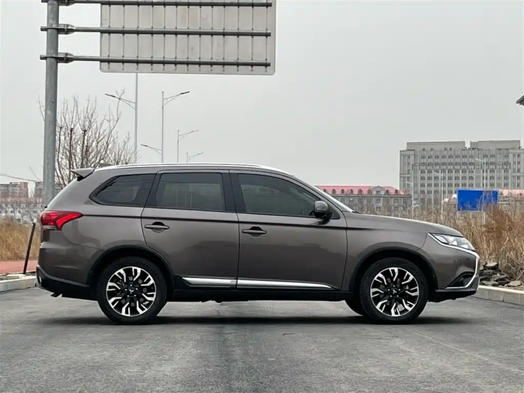 Mitsubishi Outlander 2020 — фото 9