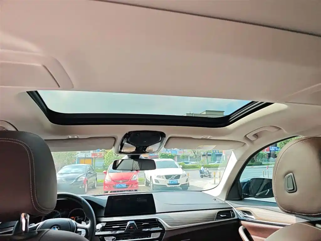BMW 5 Series 2018 — фото 17
