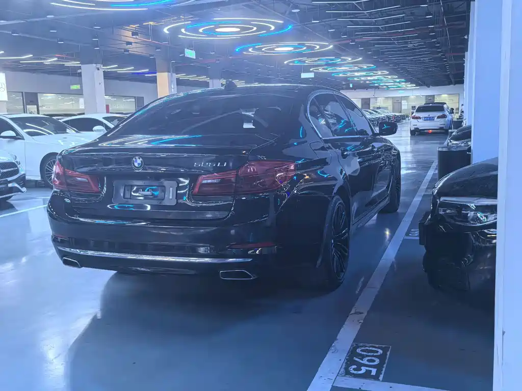 BMW 5 Series 2018 — фото 11