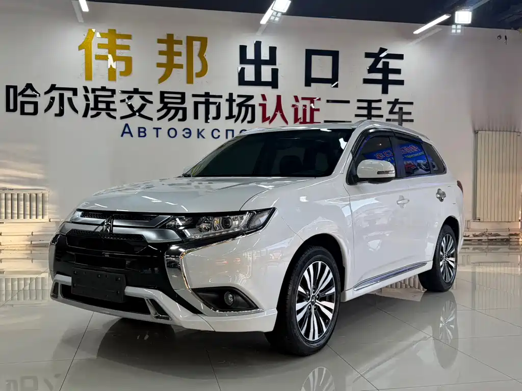 Mitsubishi Outlander 2022 — фото 1