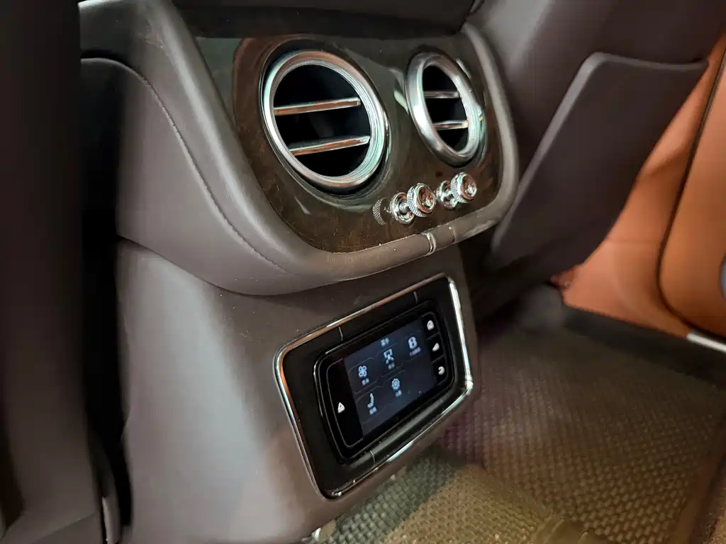 Bentley Bentayga 2019 — фото 16