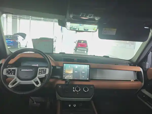 Land Rover Defender 2024
