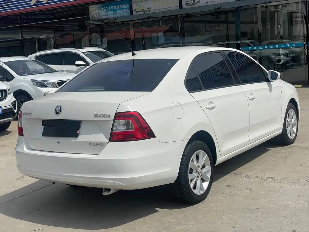 Skoda Rapid 2015 — фото 5
