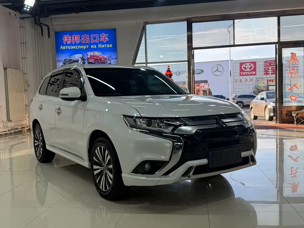 Mitsubishi Outlander 2022 — фото 3