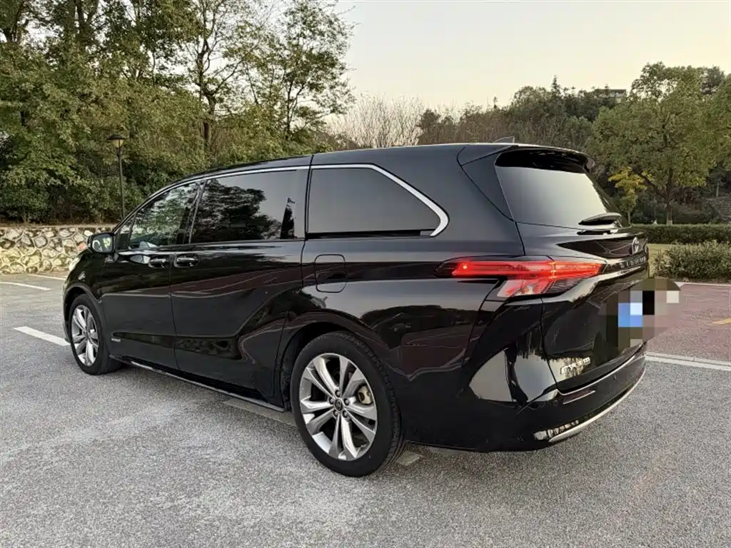 Toyota Sienna 2023 — фото 10