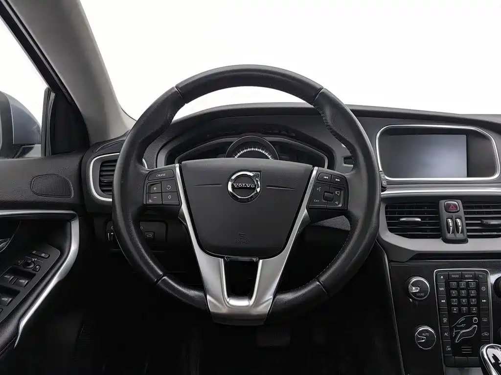 Volvo V40 2019 — фото 11