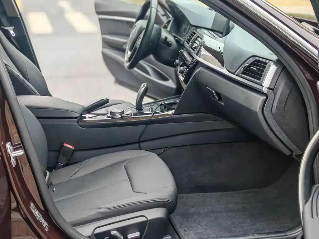 BMW 3 Series 2017 — фото 13