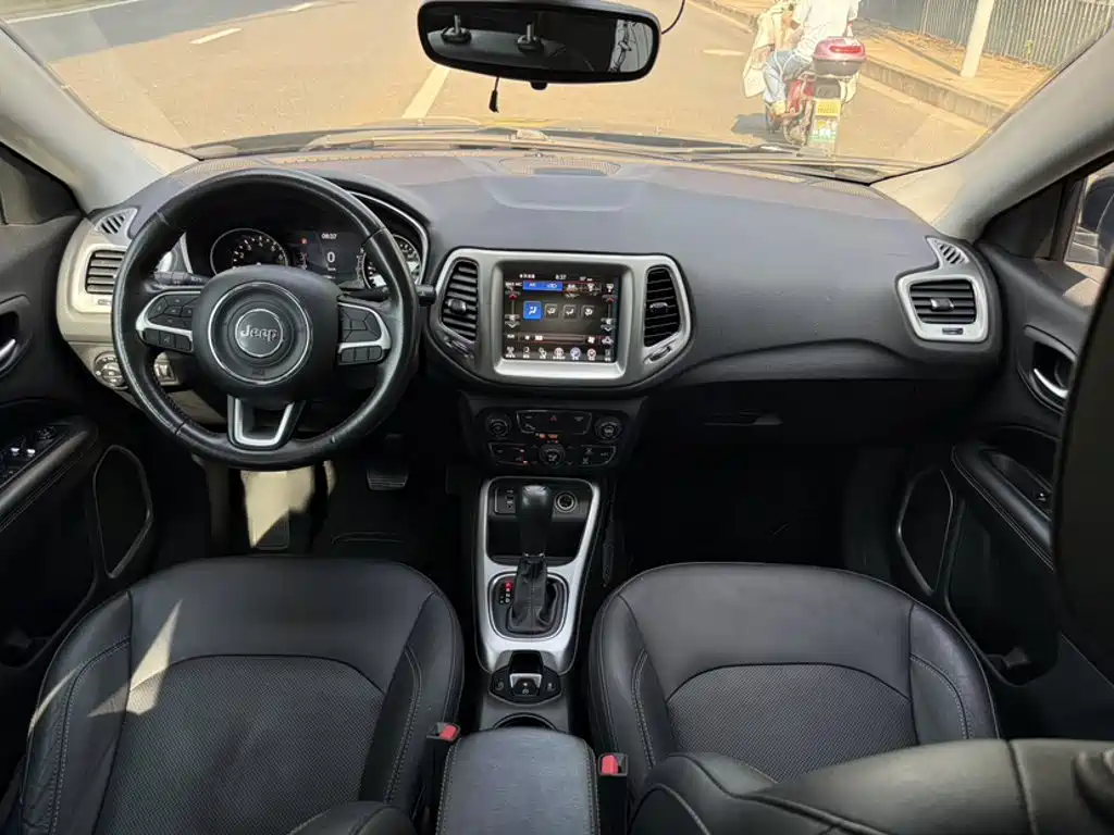 Jeep Compass 2018 — фото 16