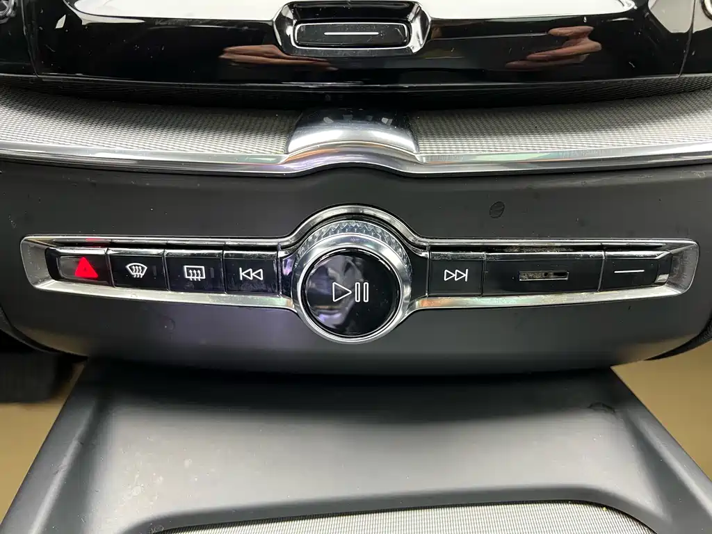 Volvo XC60 2023 — фото 24