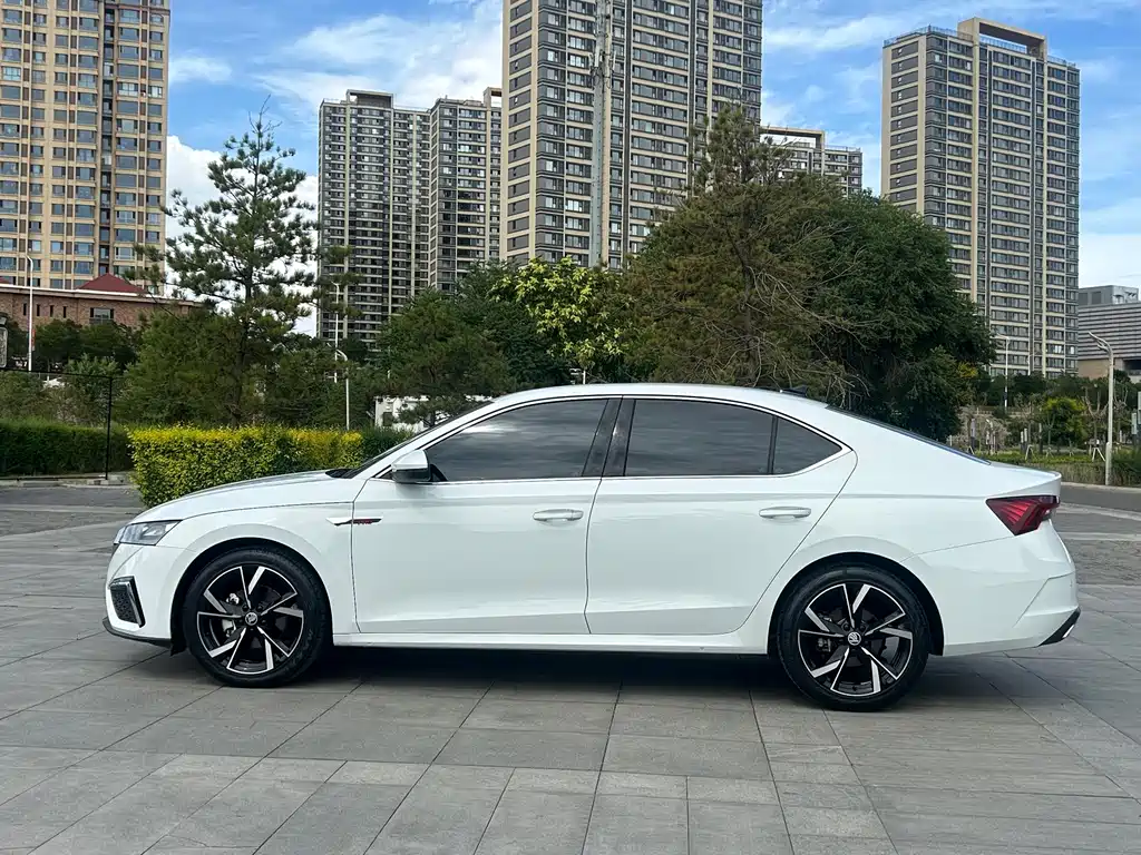 Skoda Octavia 2023 — фото 8