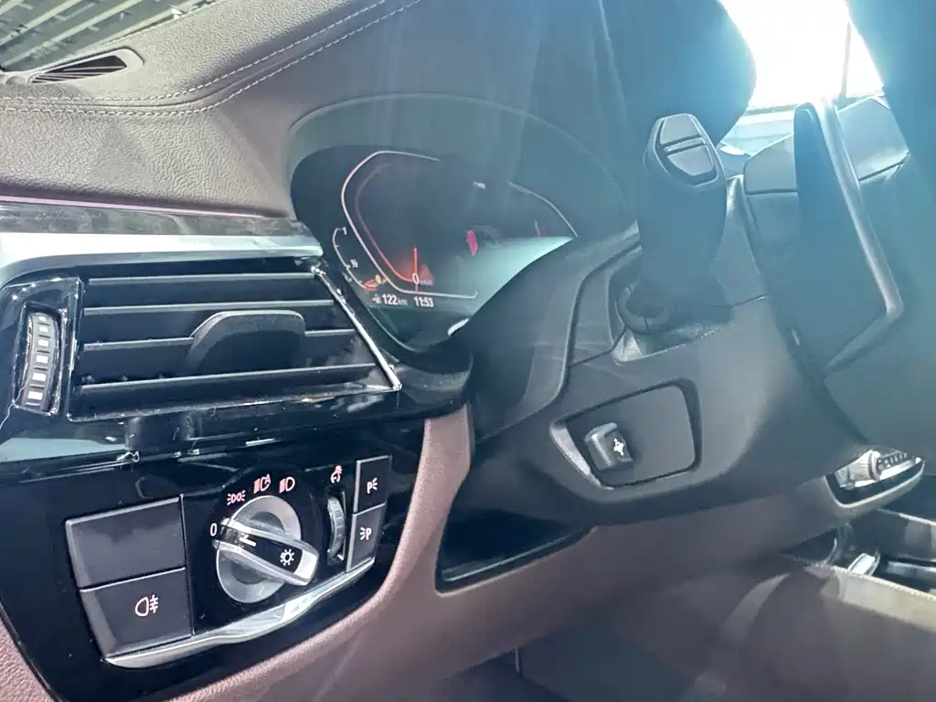 BMW 5 Series 2021 — фото 10