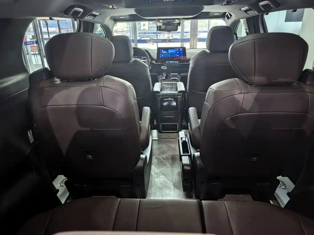 Toyota Sienna 2022 — фото 27