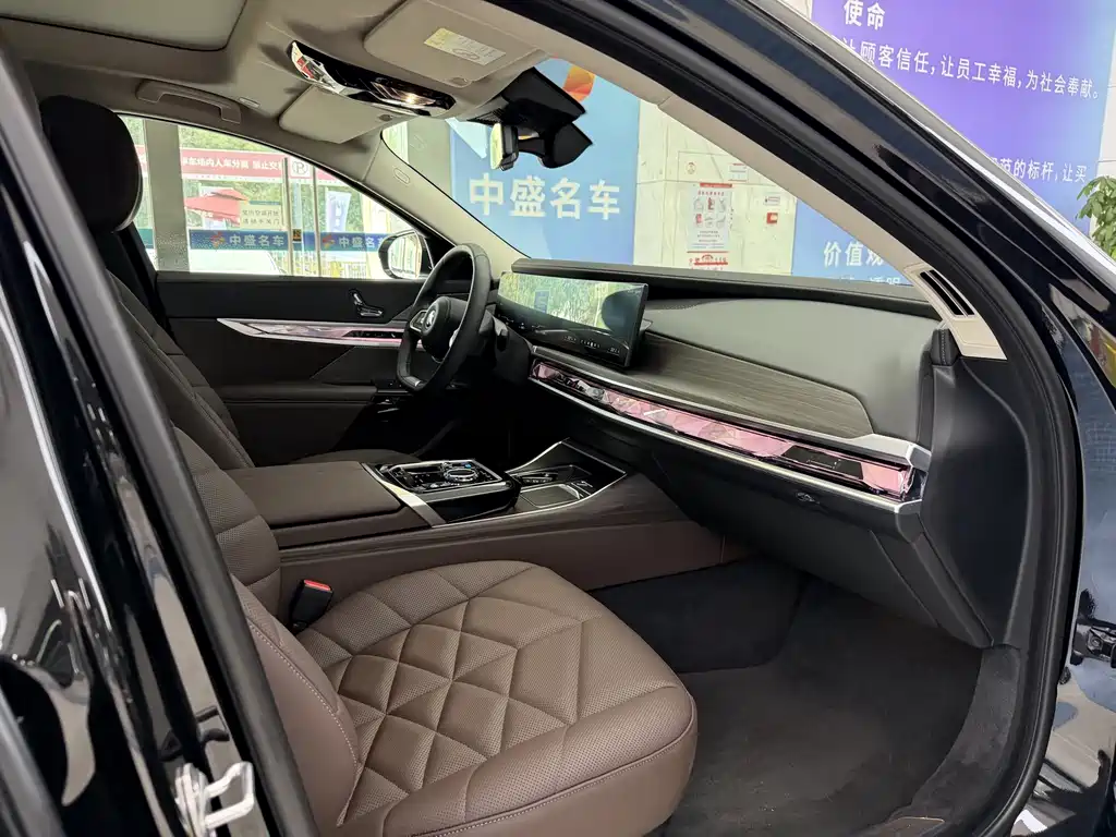 BMW i7 2025 — фото 17