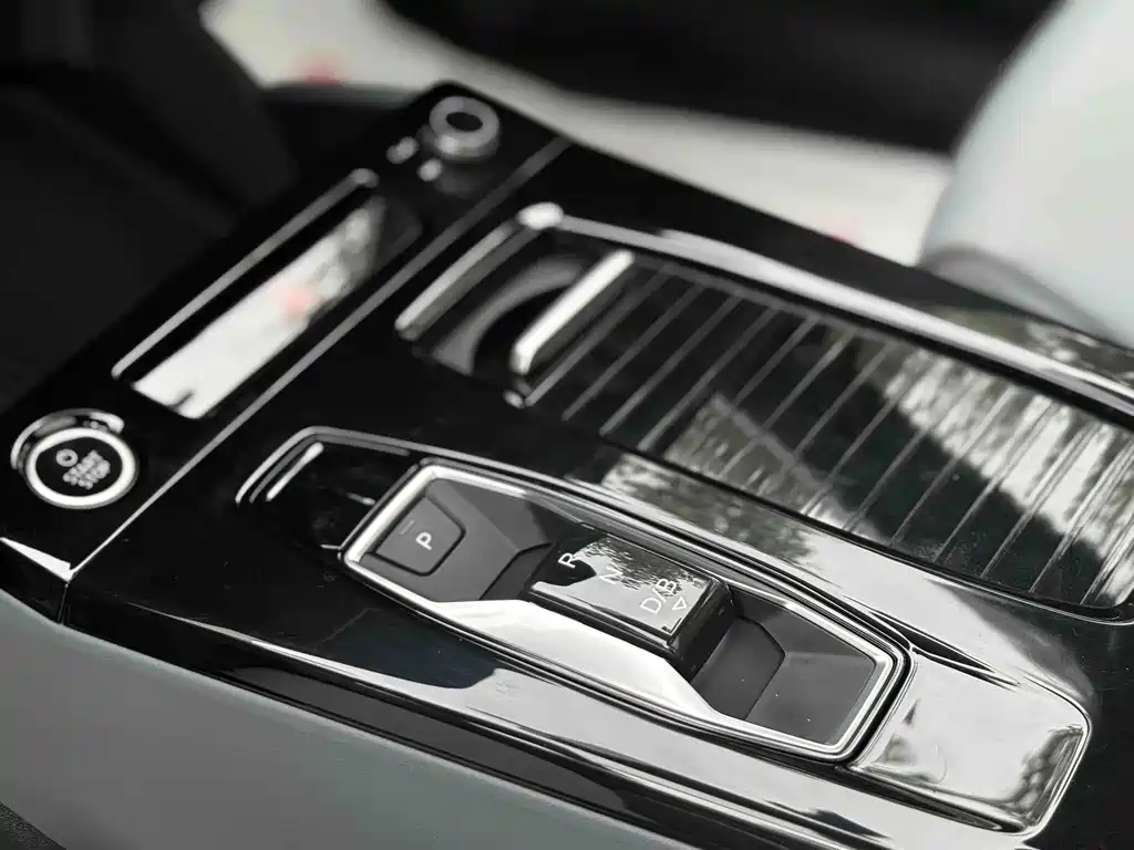Audi Q6L E-Tron 2025 — фото 9