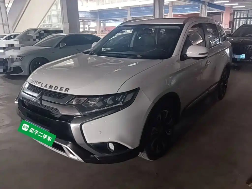 Mitsubishi Outlander 2019 — фото 1