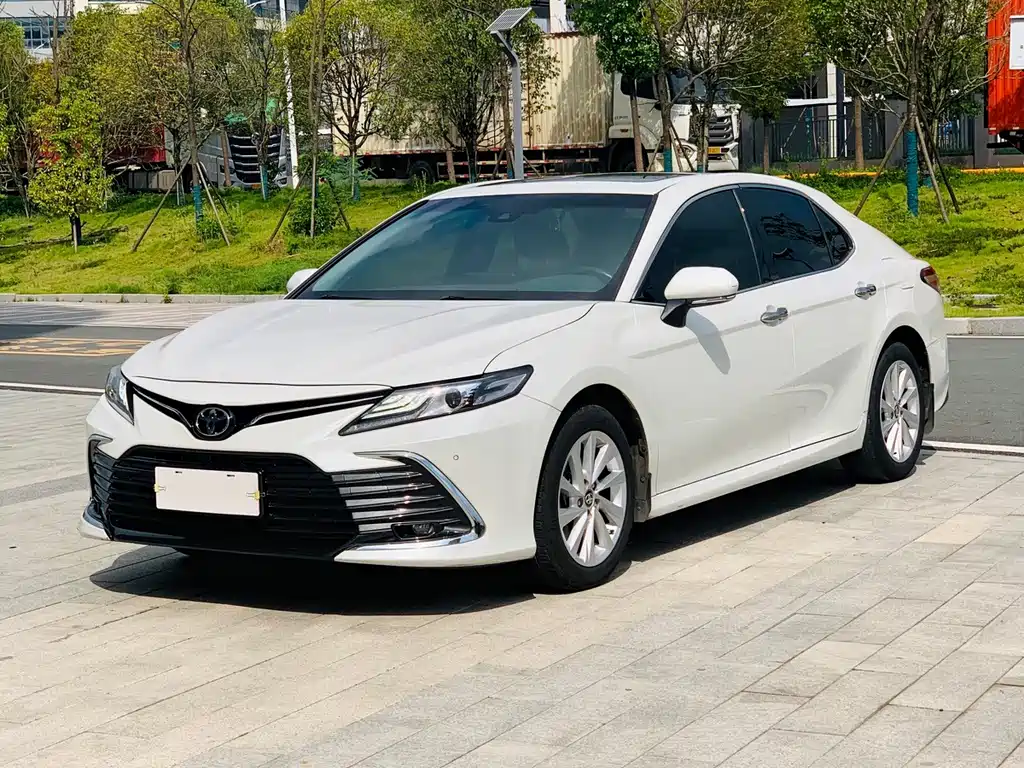 Toyota Camry 2022 — фото 1