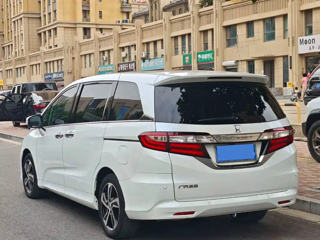 Honda Odyssey 2017 — фото 12