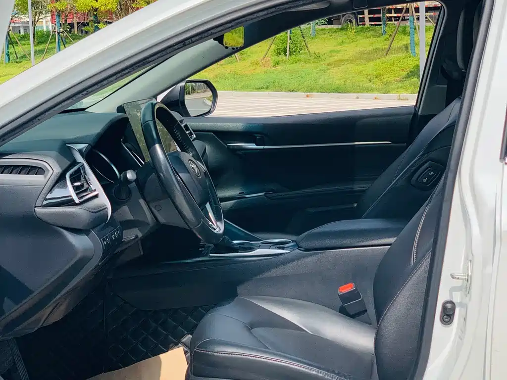 Toyota Camry 2022 — фото 10