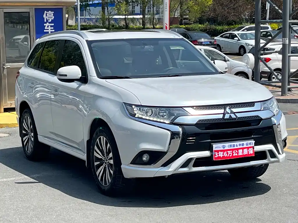 Mitsubishi Outlander 2021 — фото 3