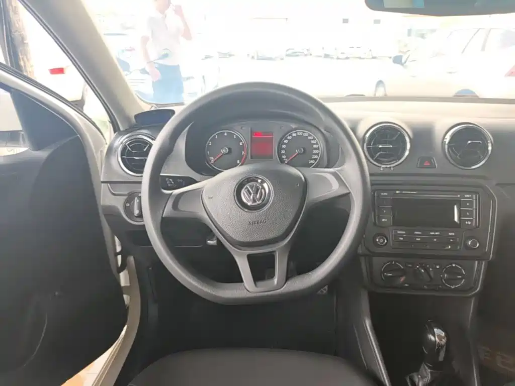 Volkswagen Jetta 2018 — фото 11