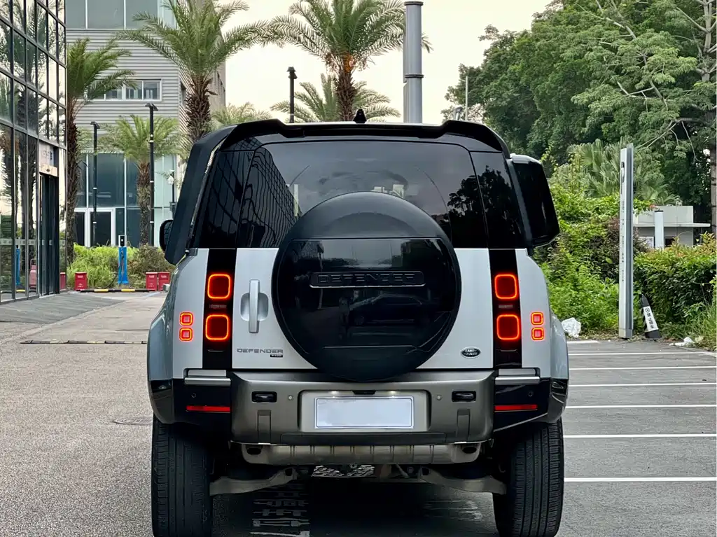 Land Rover Defender 2023 — фото 14