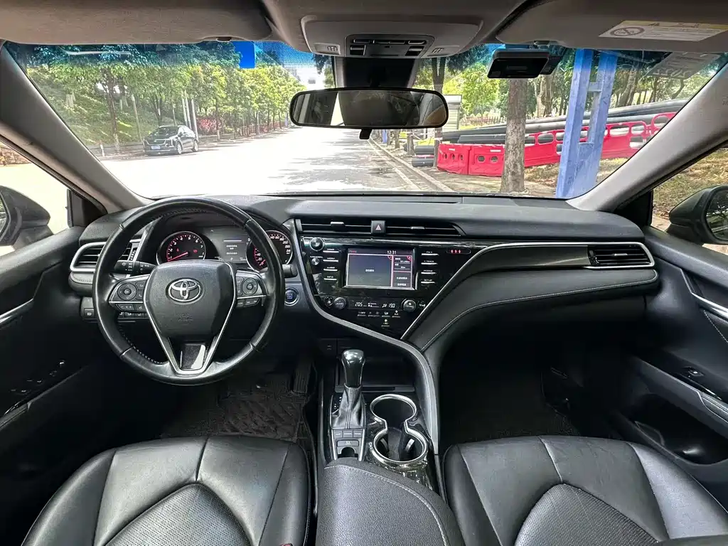 Toyota Camry 2018 — фото 4