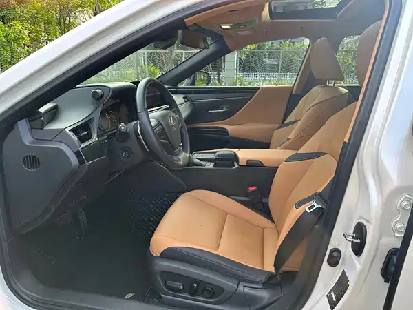 Lexus ES 2022