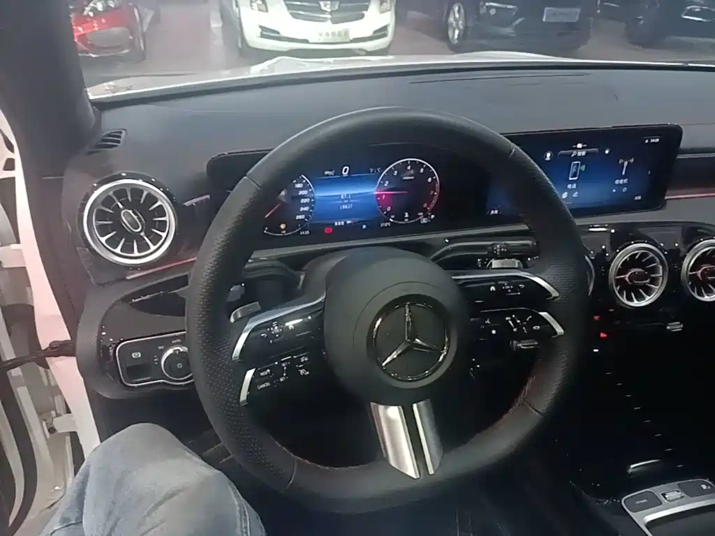 Mercedes-Benz A-Class 2025 — фото 11