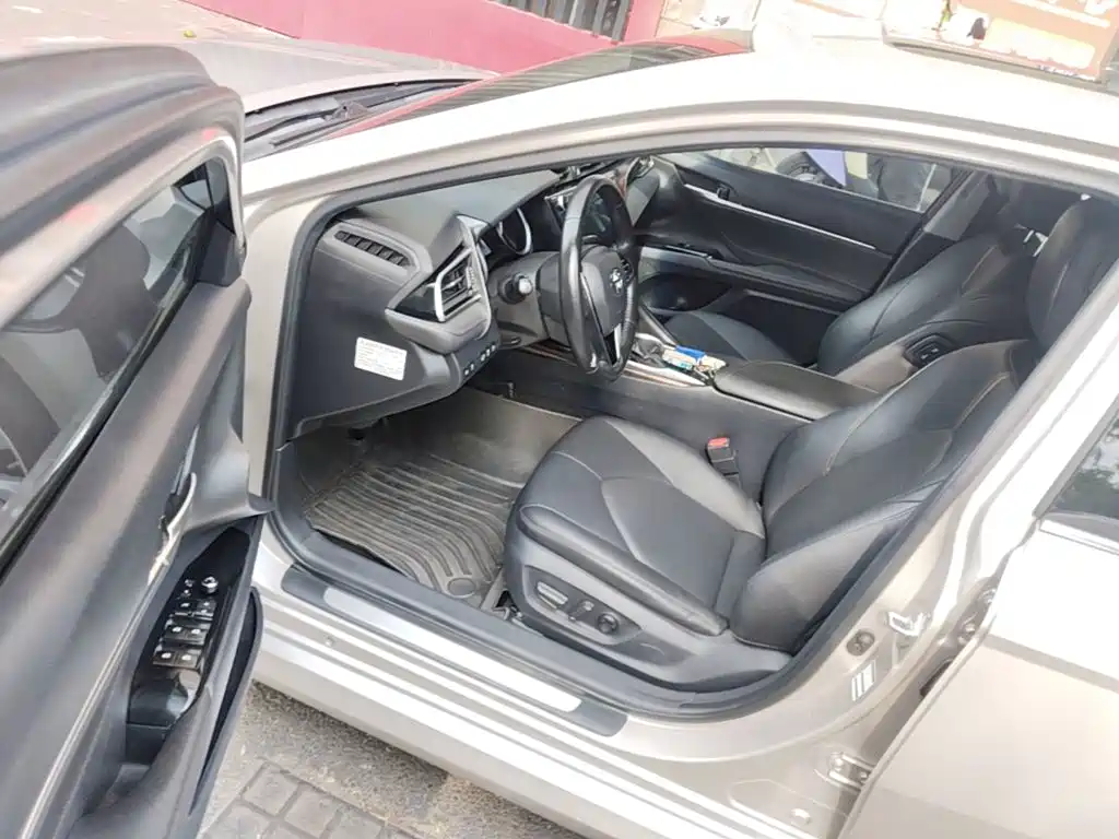 Toyota Camry 2019 — фото 16