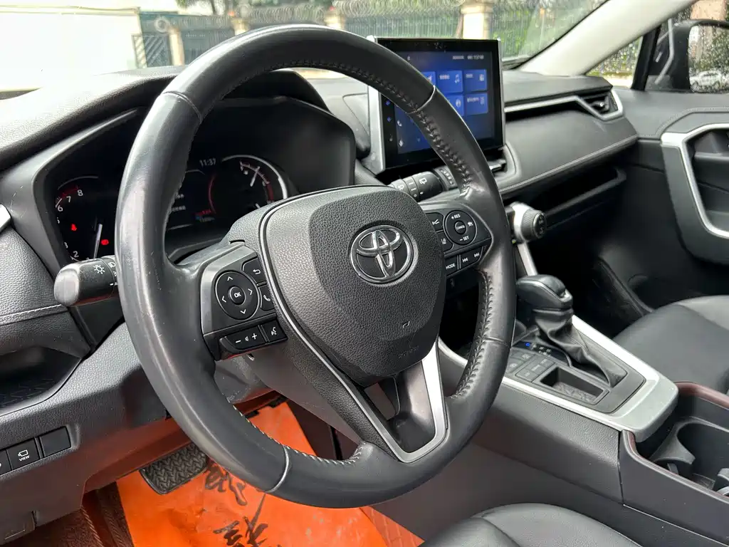Toyota RAV4 2023 — фото 16
