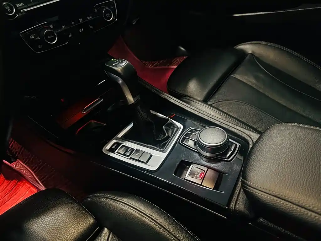 BMW 1 Series 2018 — фото 11