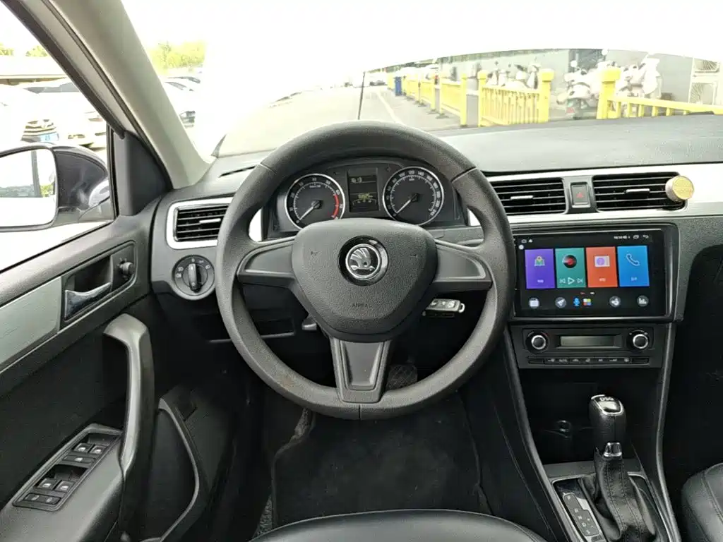 Skoda Rapid Spaceback 2015 — фото 11