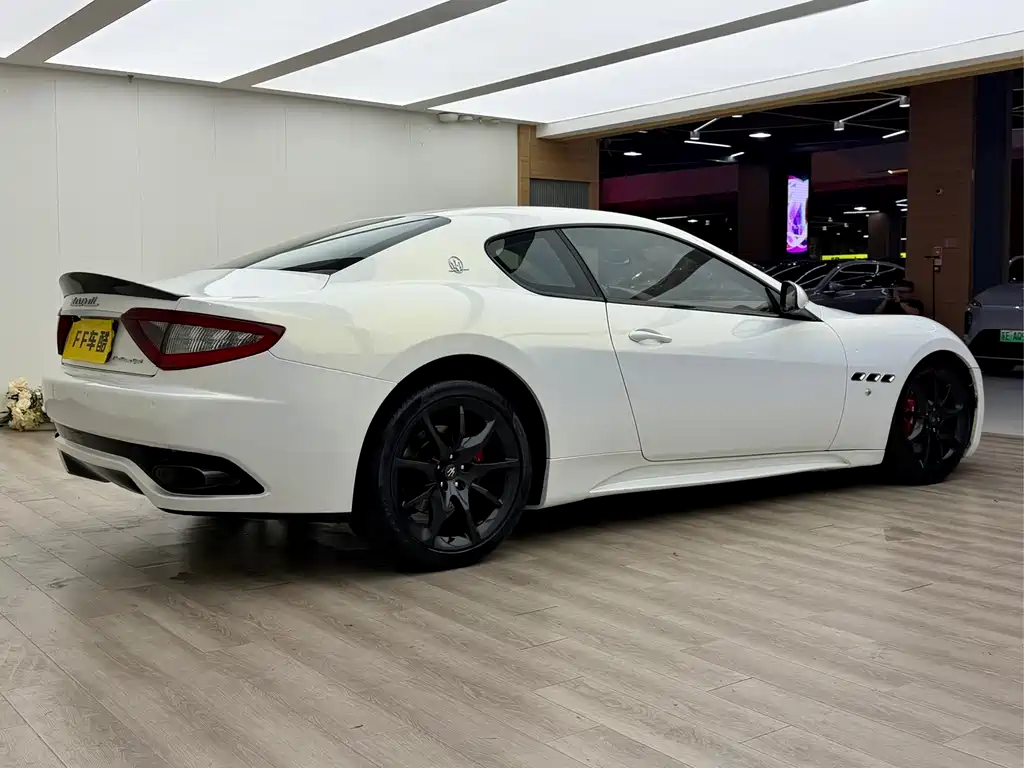 Maserati Granturismo 2013 — фото 10