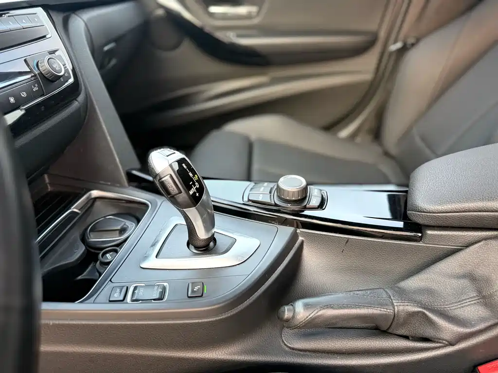 BMW 3 Series 2017 — фото 10