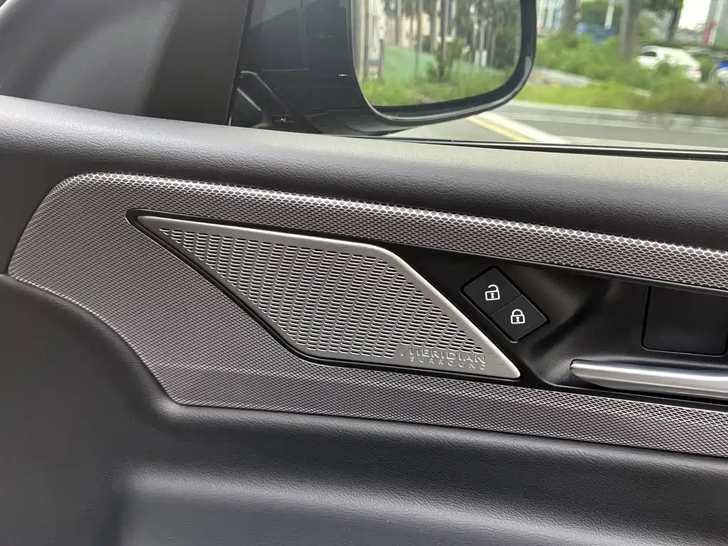 Jaguar XEL 2023 — фото 15