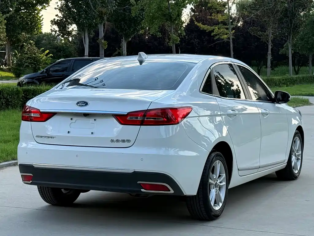 Ford Escort 2019 — фото 11