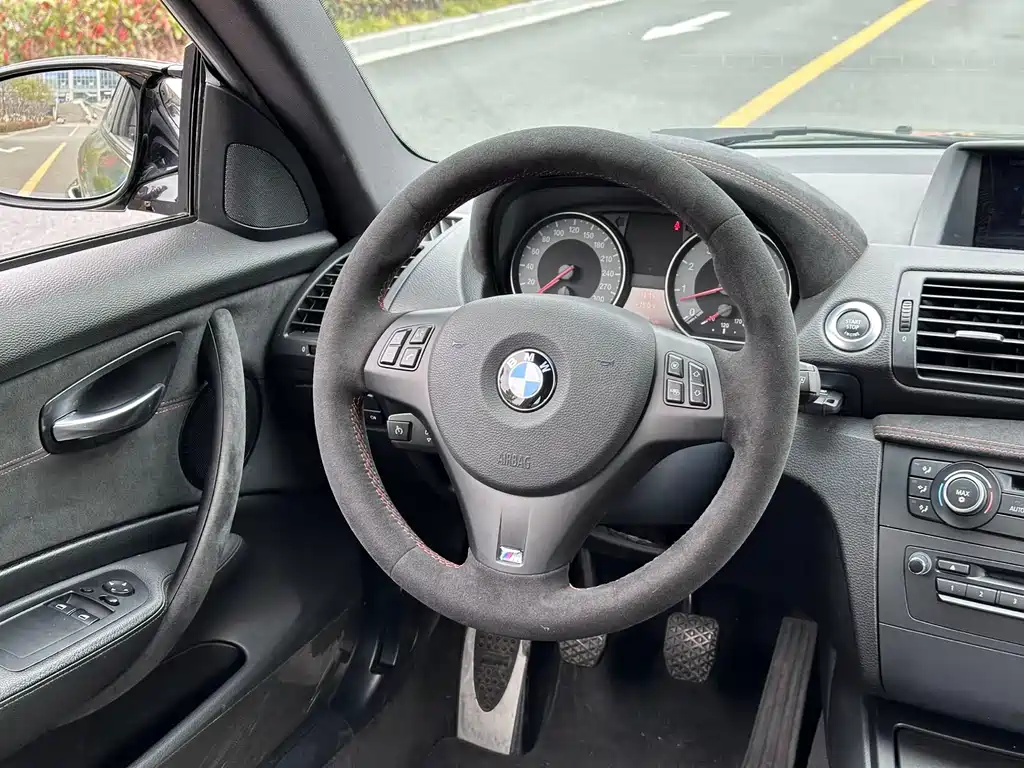 BMW 1 Series M 2012 — фото 10