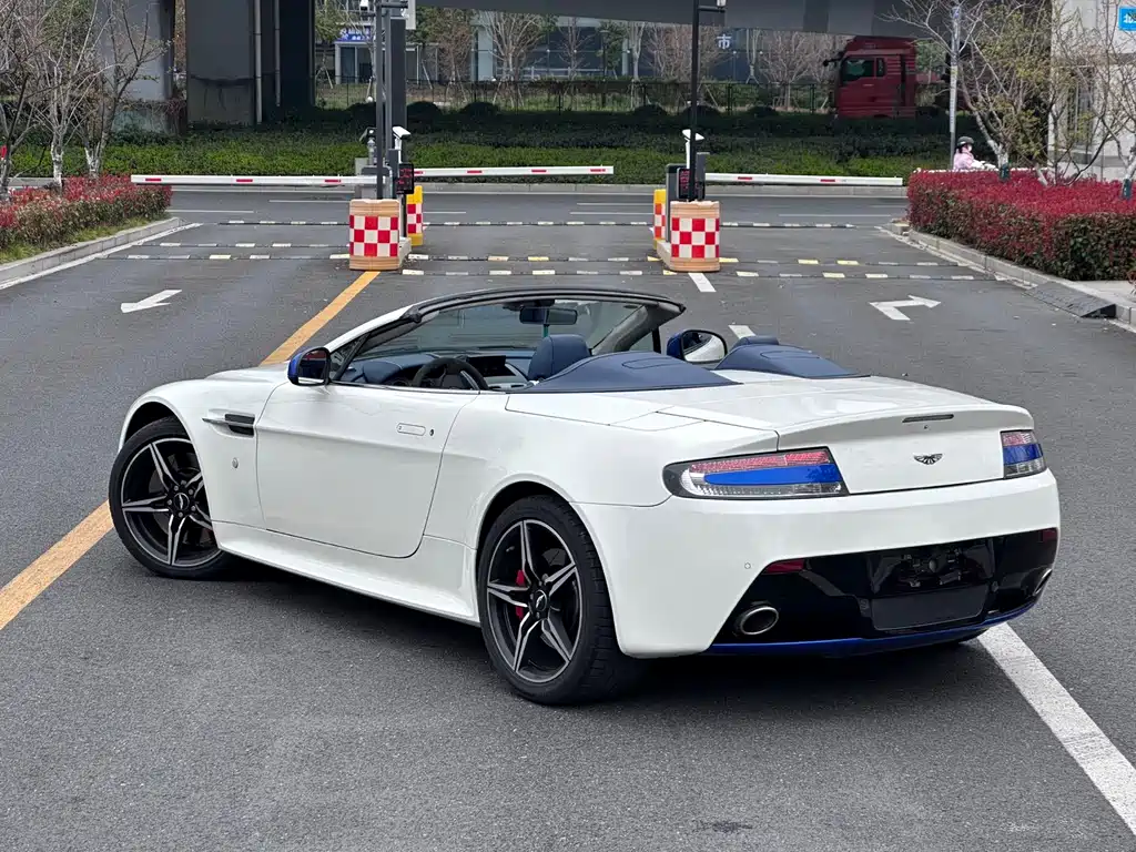 Aston Martin V8 Vantage 2018 — фото 15