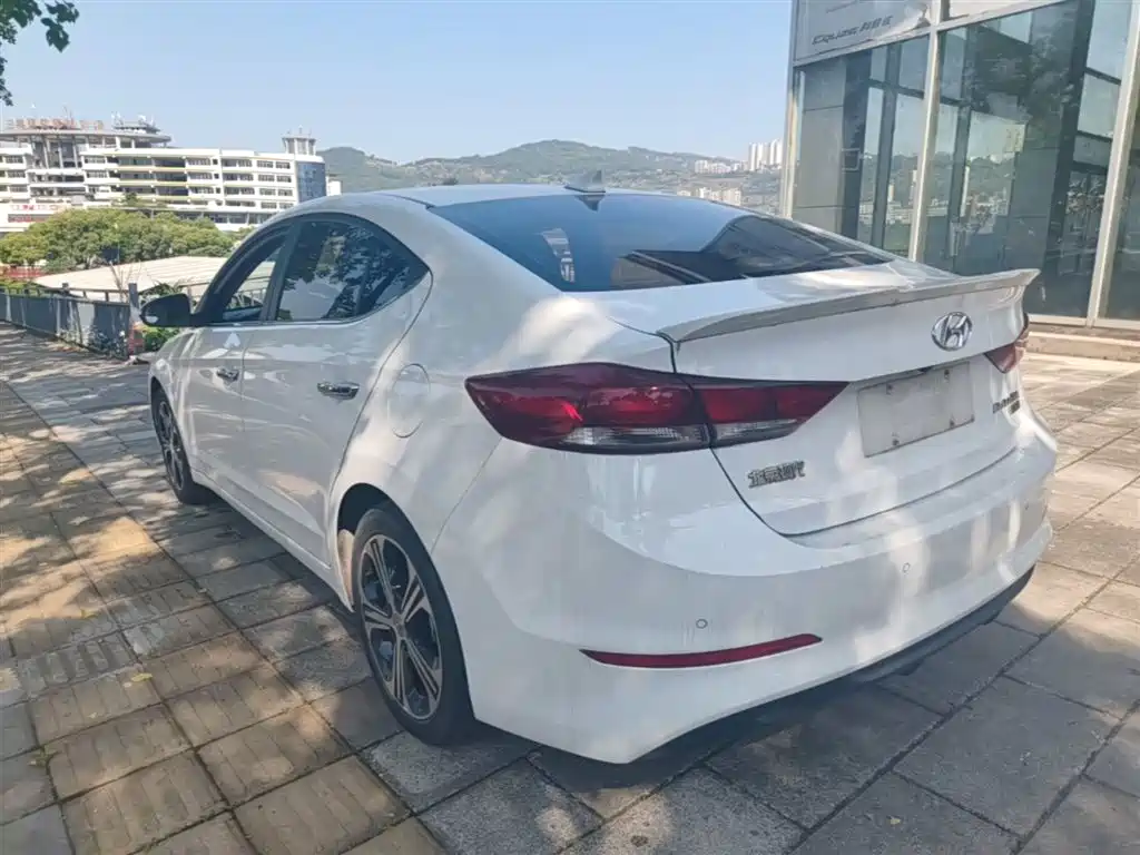 Hyundai Elantra 2018 — фото 5