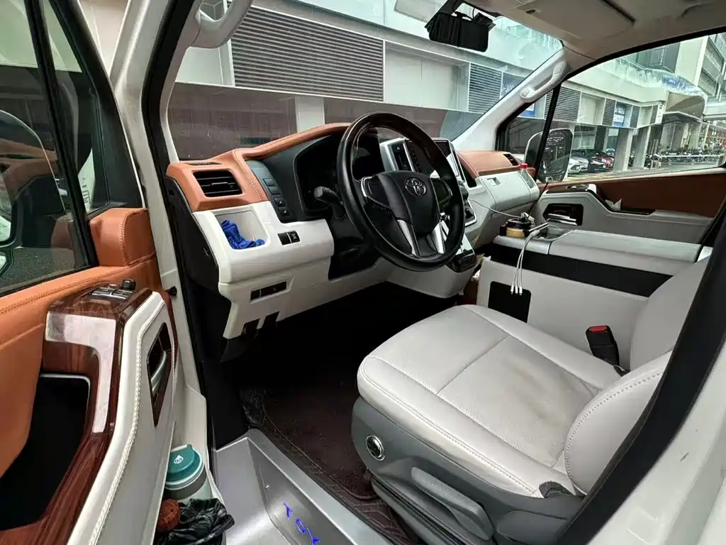 Toyota Hiace 2022 — фото 2