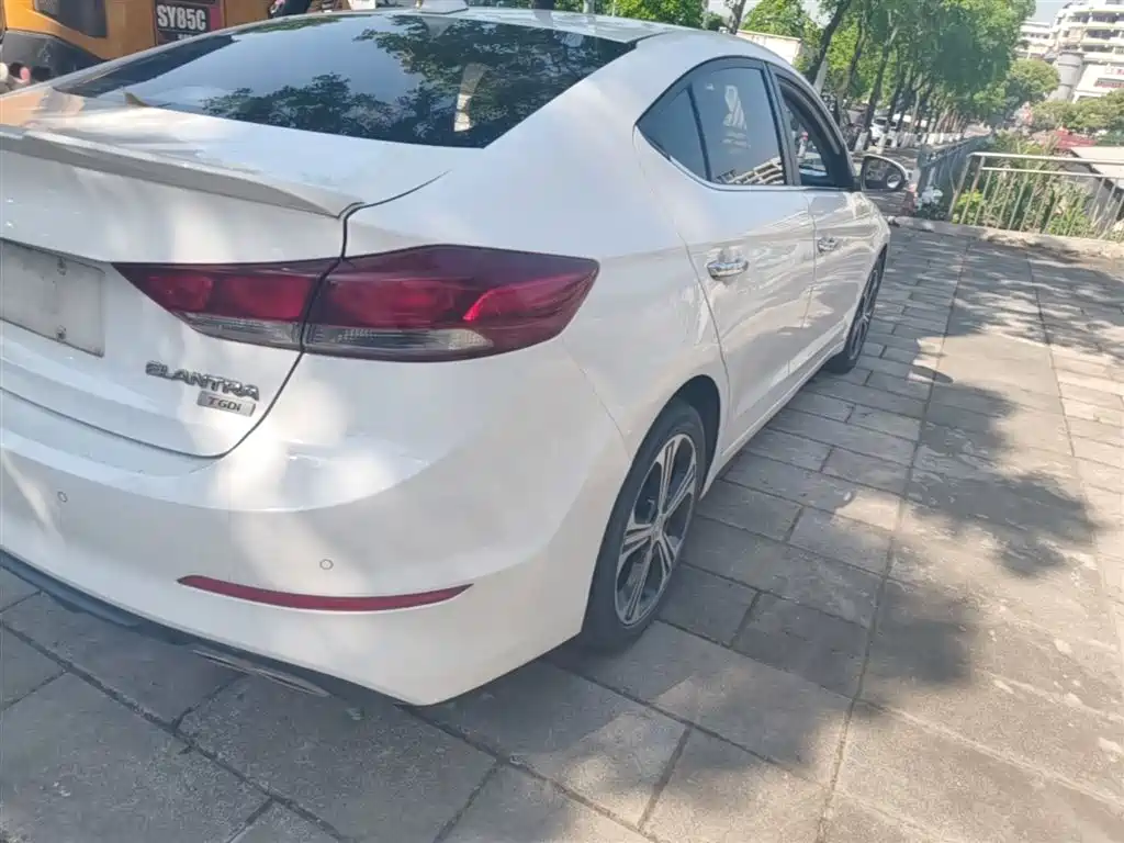 Hyundai Elantra 2018 — фото 8