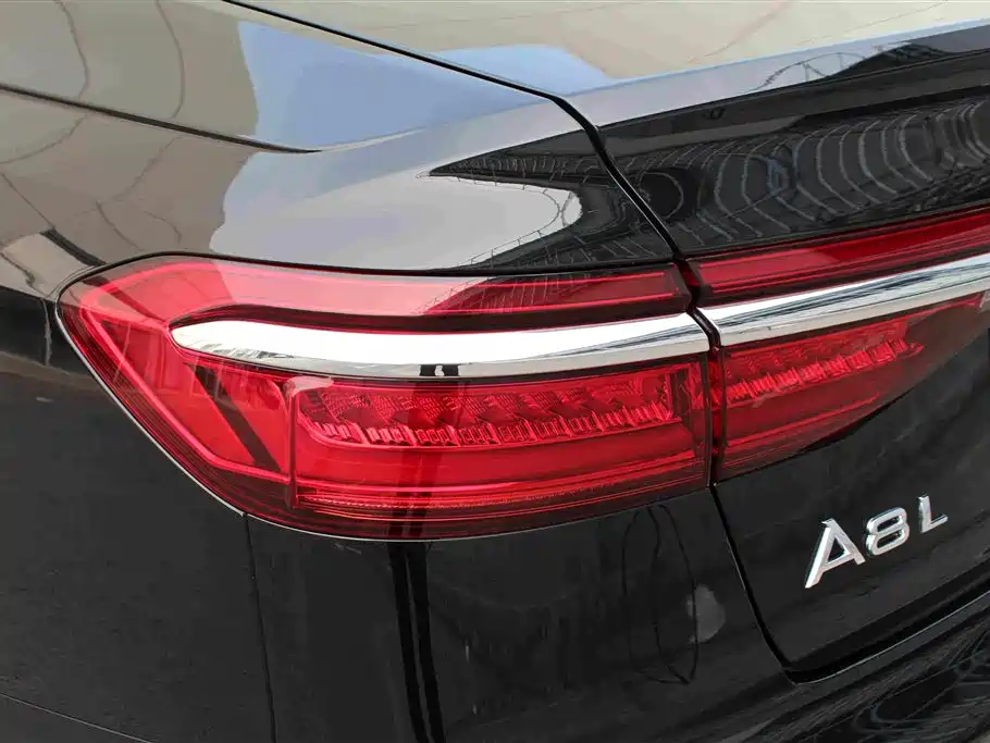 Audi A8 2021 — фото 18