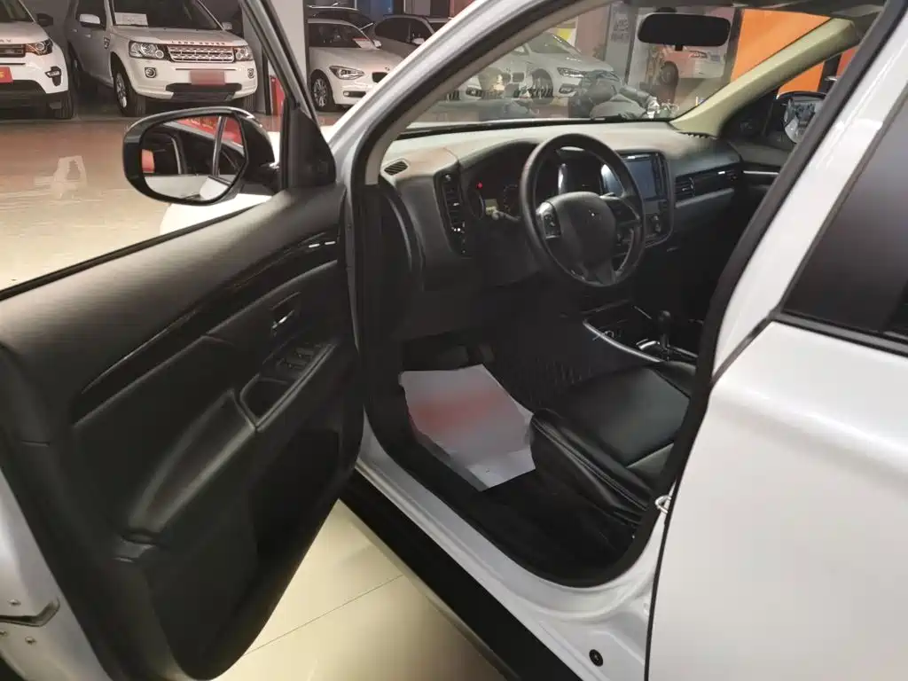 Mitsubishi Outlander 2021 — фото 16