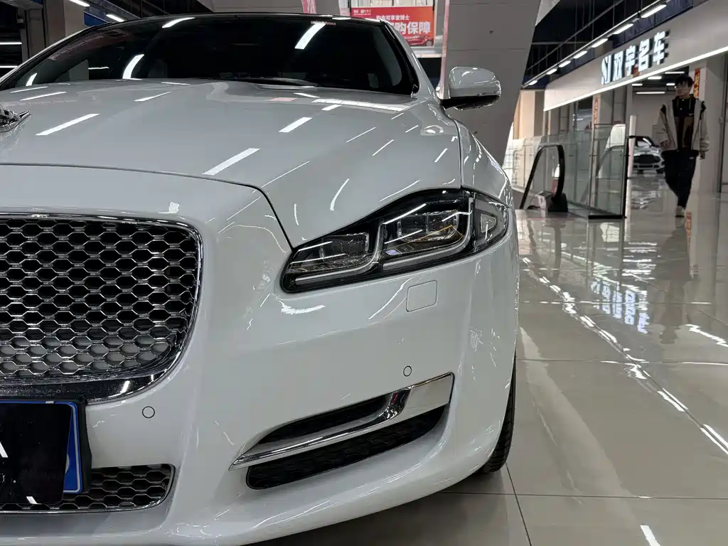 Jaguar XJ 2018 — фото 12