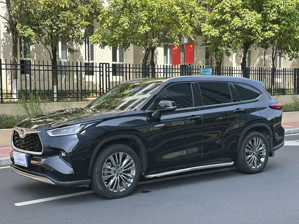 Toyota Highlander 2023 — фото 1
