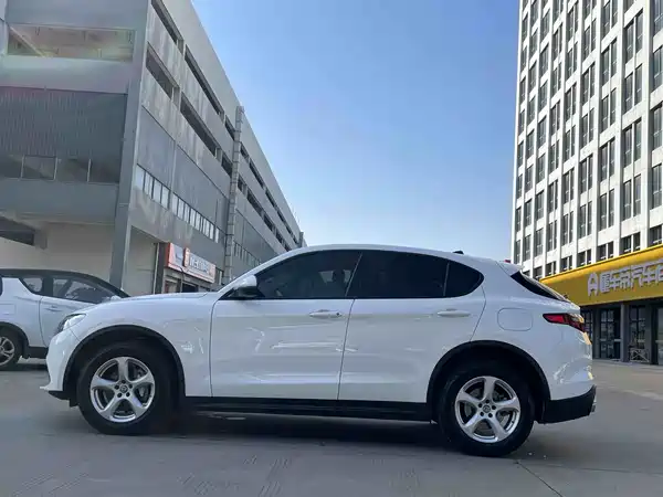 Alfa Romeo Stelvio 2017