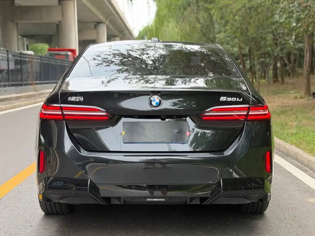 BMW 5 Series 2025 — фото 12