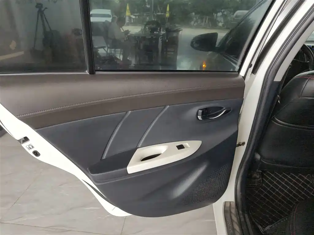 Toyota Yaris L 2015 — фото 22
